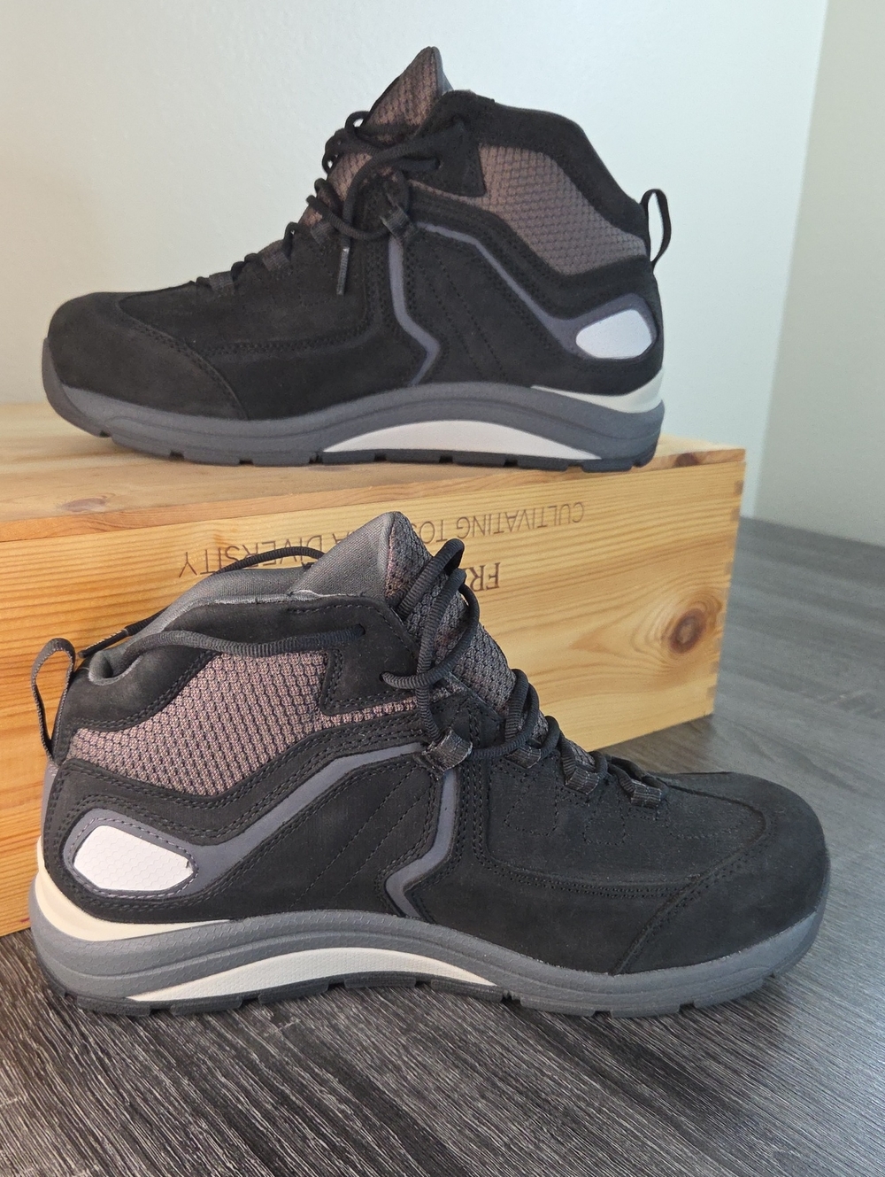 RED WING COOLTECK 6349 Black Gray Work Boot 10 EH Wide NWOT